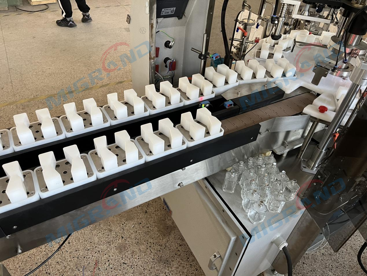 Parf&uuml;m Fil Makinesinin Şişe Dahası Konvey&ouml;r Kemeri