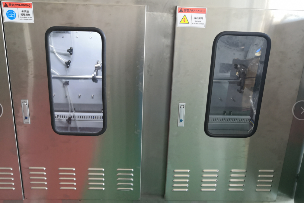 G&ouml;r&uuml;n&uuml;r dolap kapısı