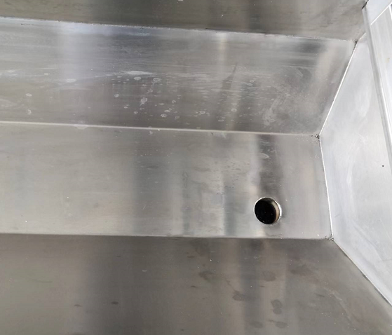 Ekipmanın her g&uuml;n temizlenmesi i&ccedil;in uygun olan U şeklindeki su toplama tankı benimsenmiştir ve atık su doğrudan drenaj sistemine boşaltılmaktadır.